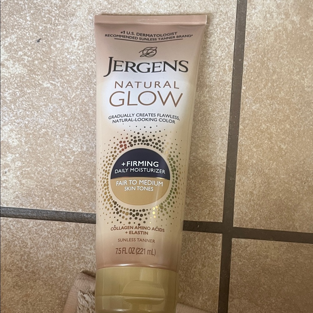 Erge Natural Glow Firming Daily Moisturizer - Cream and Tan